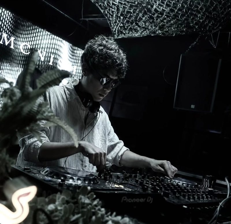 Alan Mcnish mezclando en vivo en una fecha de S70 Collective